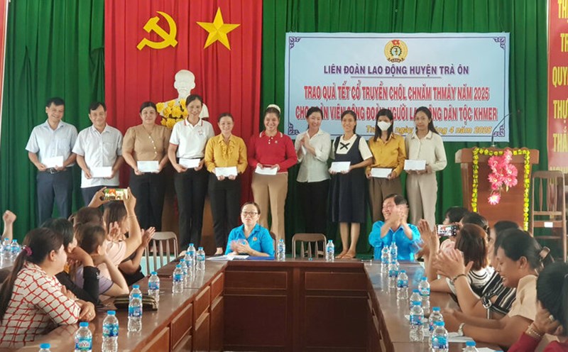Tra On Labor Federation presents Tet gifts to Khmer workers. Photo: Tra On District Health Center