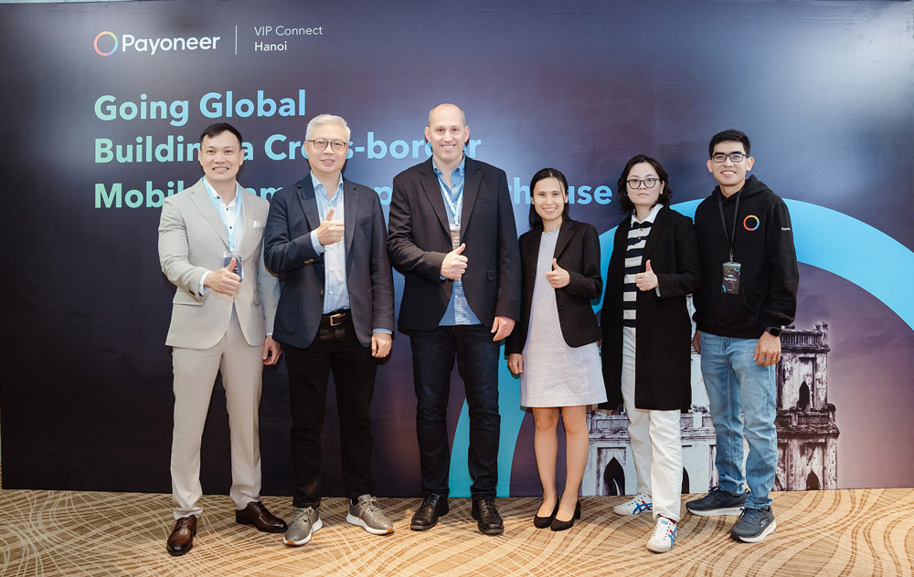 Representatives of units participating in Payoneer Mobile Game/App Connect Hanoi. Photo provided by businesses
