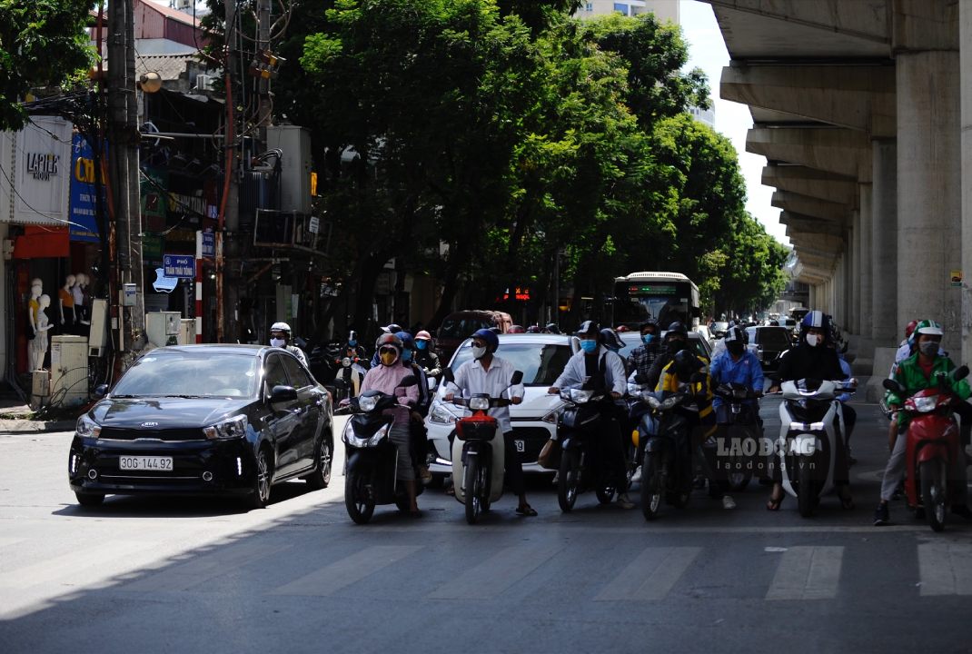 Weather forecast for tomorrow, April 11 in Hanoi, sunny day above 30 degrees Celsius. Photo: Thanh Dong