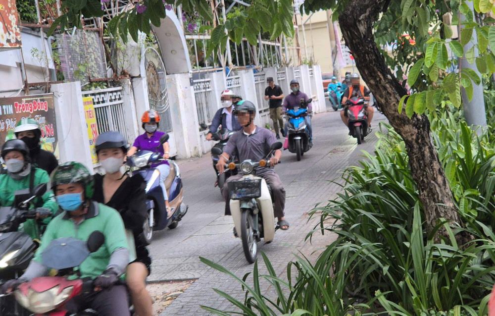 People lined up to drive on the sidewalk of Cach Mang Thang Tam Street. Photo: Nguyen Chan