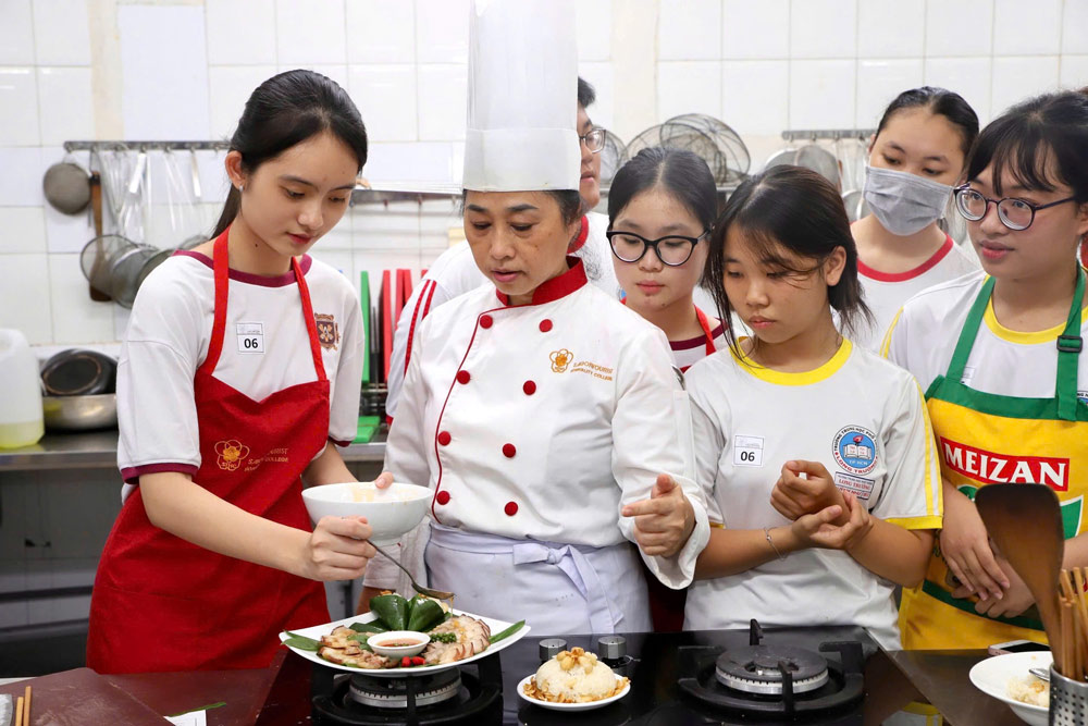 To equip candidates with necessary skills before the competition, the training round of the "Young Kitchen Head" competition takes place from April 10-11. Photo: Provided by the Organizing Committee