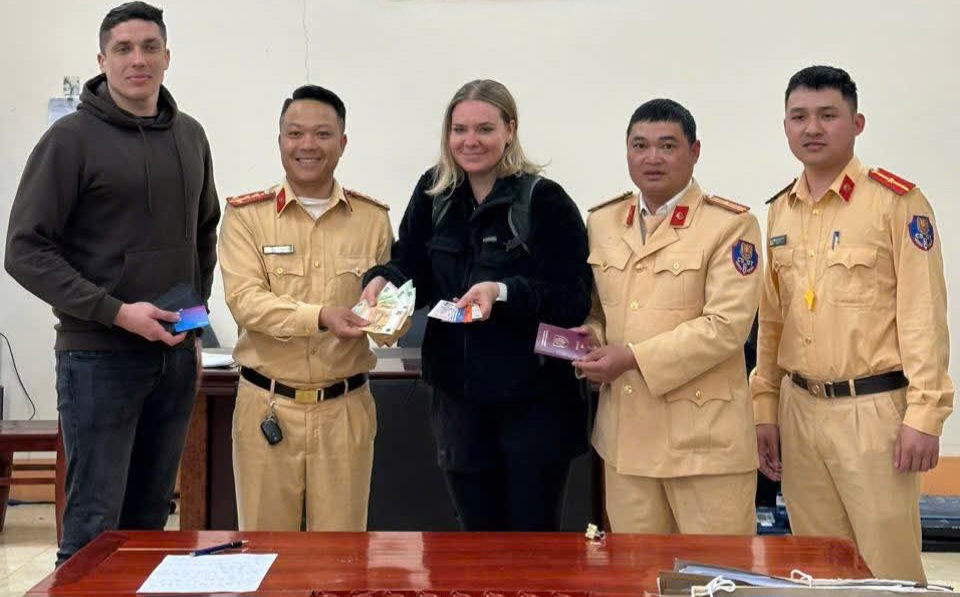 Ha Giang police returned lost assets of foreign tourists. Photo: Ha Giang Police