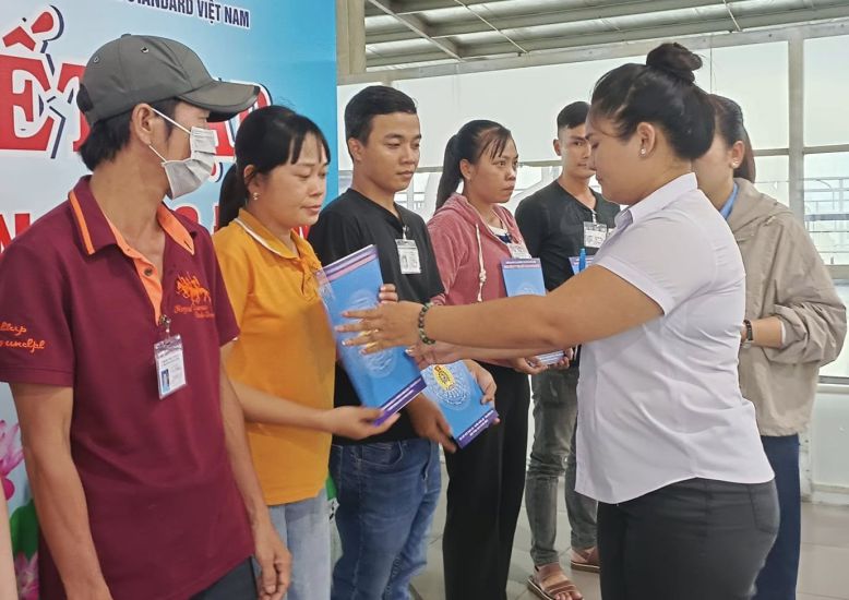 Admitting union members at Dona Standard Vietnam Shoes Co., Ltd. (Xuan Loc Industrial Park, Xuan Loc District). Photo: Provided by the Union