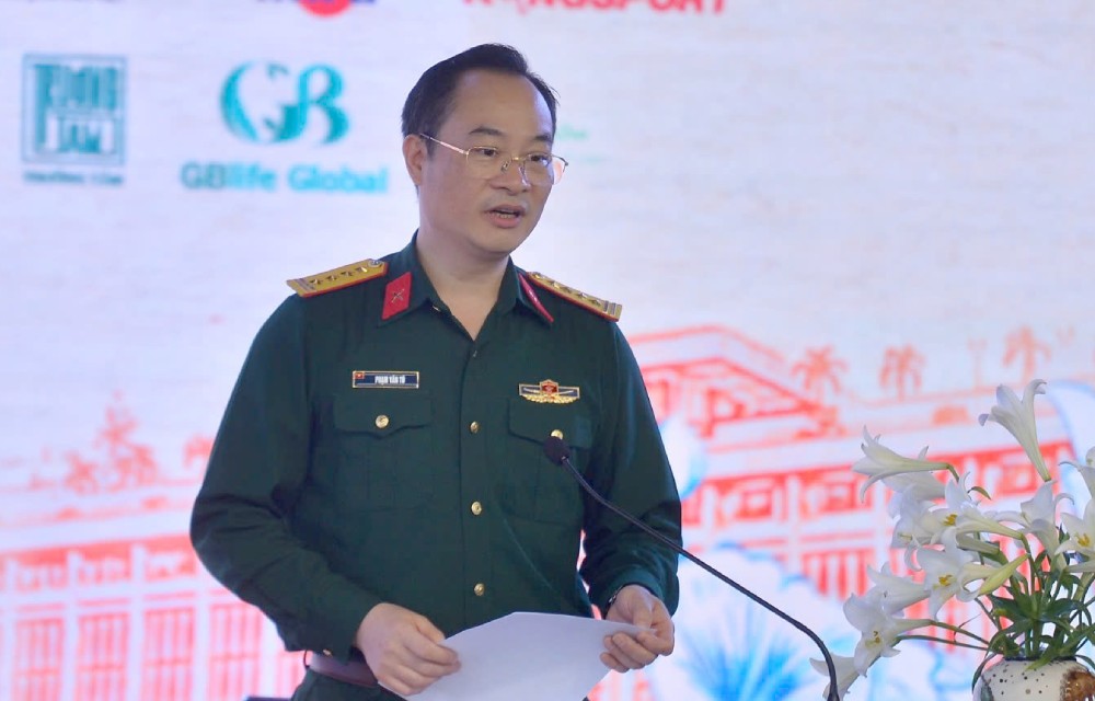 Colonel Pham Van Tu informed about the art and political program "The Northern - Southern treaties" on the occasion of the 50th anniversary of the Liberation of the South. Photo: Tran Vuong
