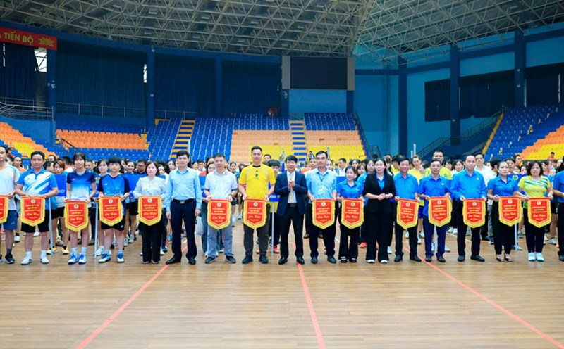 Vinh Phuc provincial leaders presented souvenir flags to the delegations participating in the sports tournament. Photo: Kim Ly