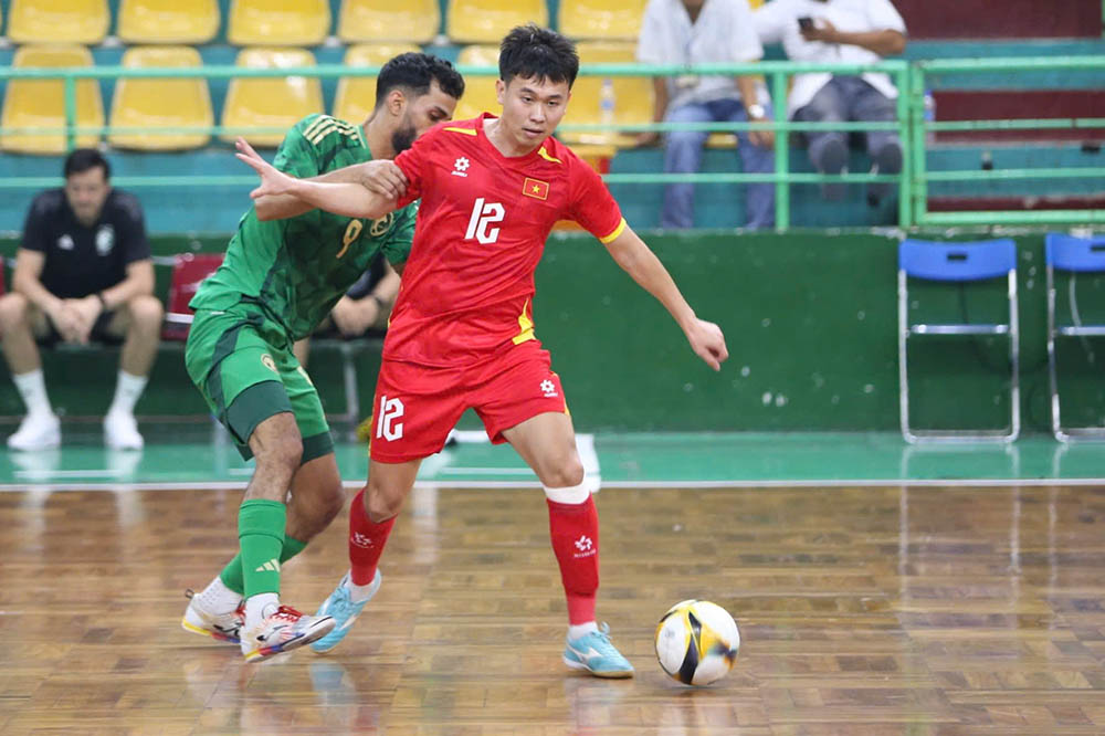 Tuyen futsal Viet Nam chu dong nhuong the tran cho Saudi Arabia trong hiep 1. Anh: Thanh Vu