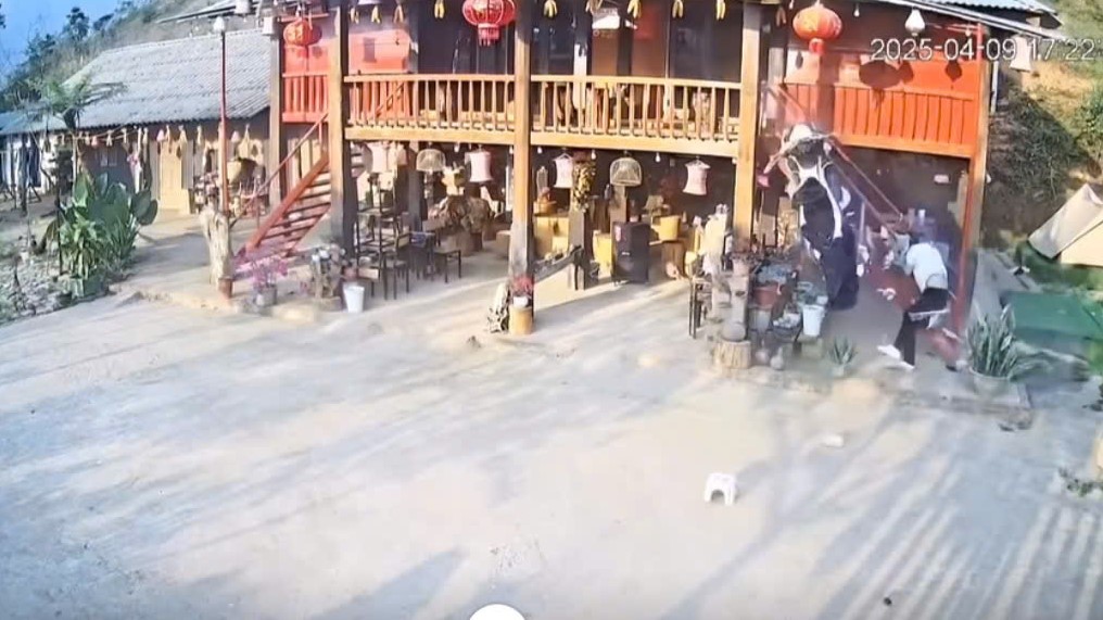 The scene of the incident where a motorbike carrying 2 young men on a backpacking trip was blown off after hitting a stilt house in Ta Xua. Screenshot