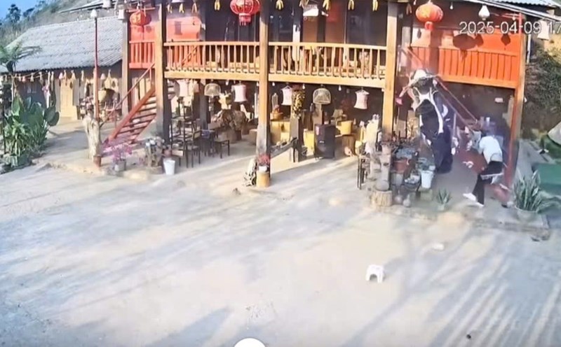 The scene of the incident where a motorbike carrying 2 young men on a backpacking trip was blown off after hitting a stilt house in Ta Xua. Screenshot
