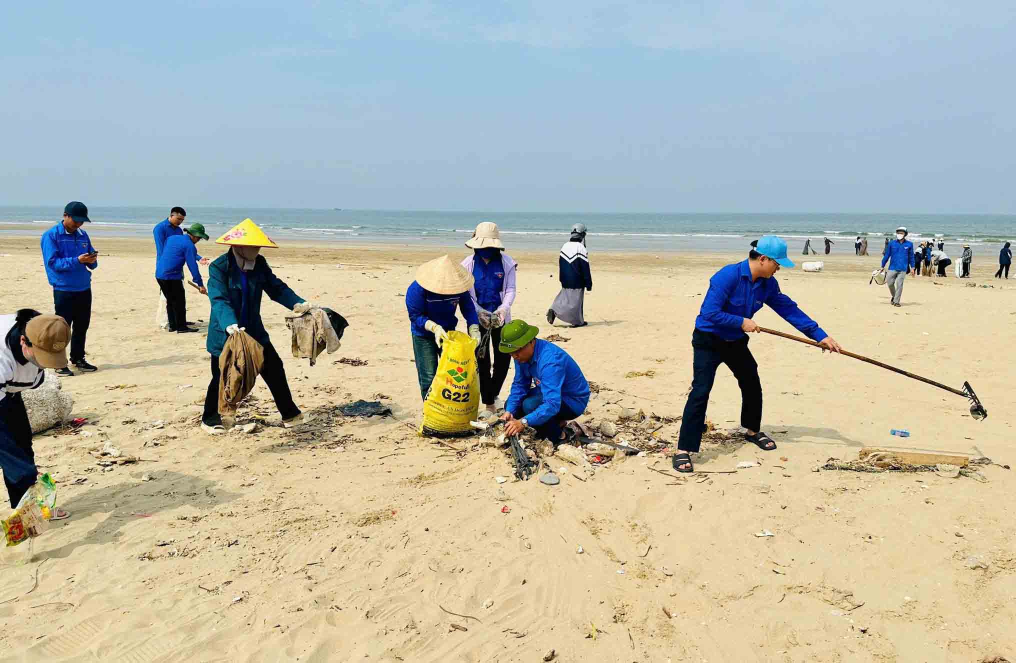 Union members collect garbage to clean Thach Hai beach. Photo: Doan Tuan.