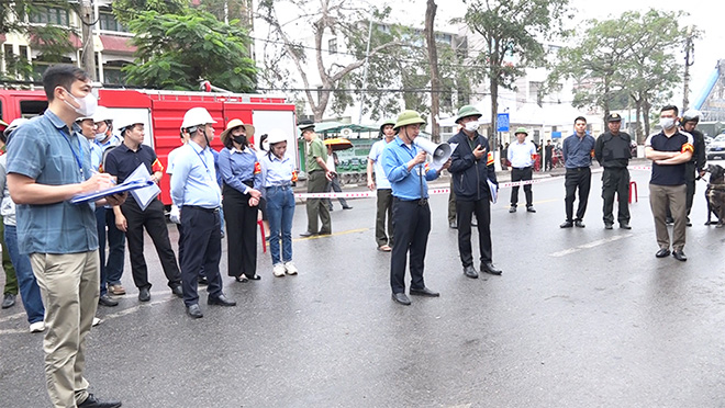 The site clearance force read the decision to enforce land acquisition for the Hanh Phuc Lake Flower Garden project in Kien An district, Hai Phong. Photo: Kien An Portal