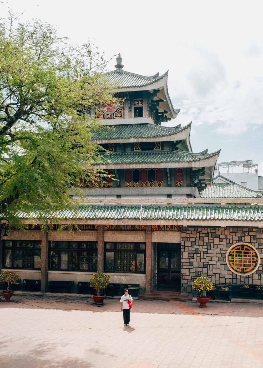 “Nếu đi ngang qua trường học thì biển trường học sẽ để 3 ngôn ngữ là tiếng Anh, tiếng Khmer và tiếng Việt. Khi tới khu vực cổng Tri Tôn, mình thấy mọi người đều nói chuyện với nhau bằng tiếng địa phương. Con người tại đây nói chung rất thân thiện và giản dị”, nam du khách hào hứng chia sẻ. Ảnh: NVCC