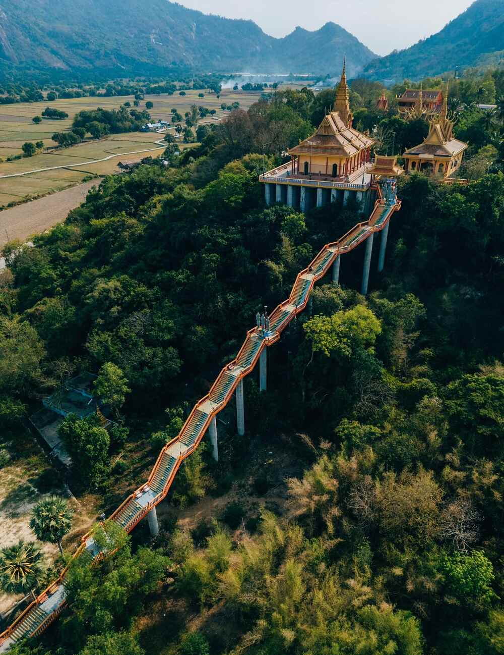 An Giang thuộc vùng đồng bằng sông Cửu Long, có sông Tiền và sông Hậu chảy qua, đường biên giới dài gần 100km giáp Campuchia. Từ tháng 3 đến tháng 5, An Giang vào mùa nắng khô ráo, cảnh vật đẹp, là thời điểm thích hợp để du lịch, khám phá ẩm thực và văn hóa đặc sắc.