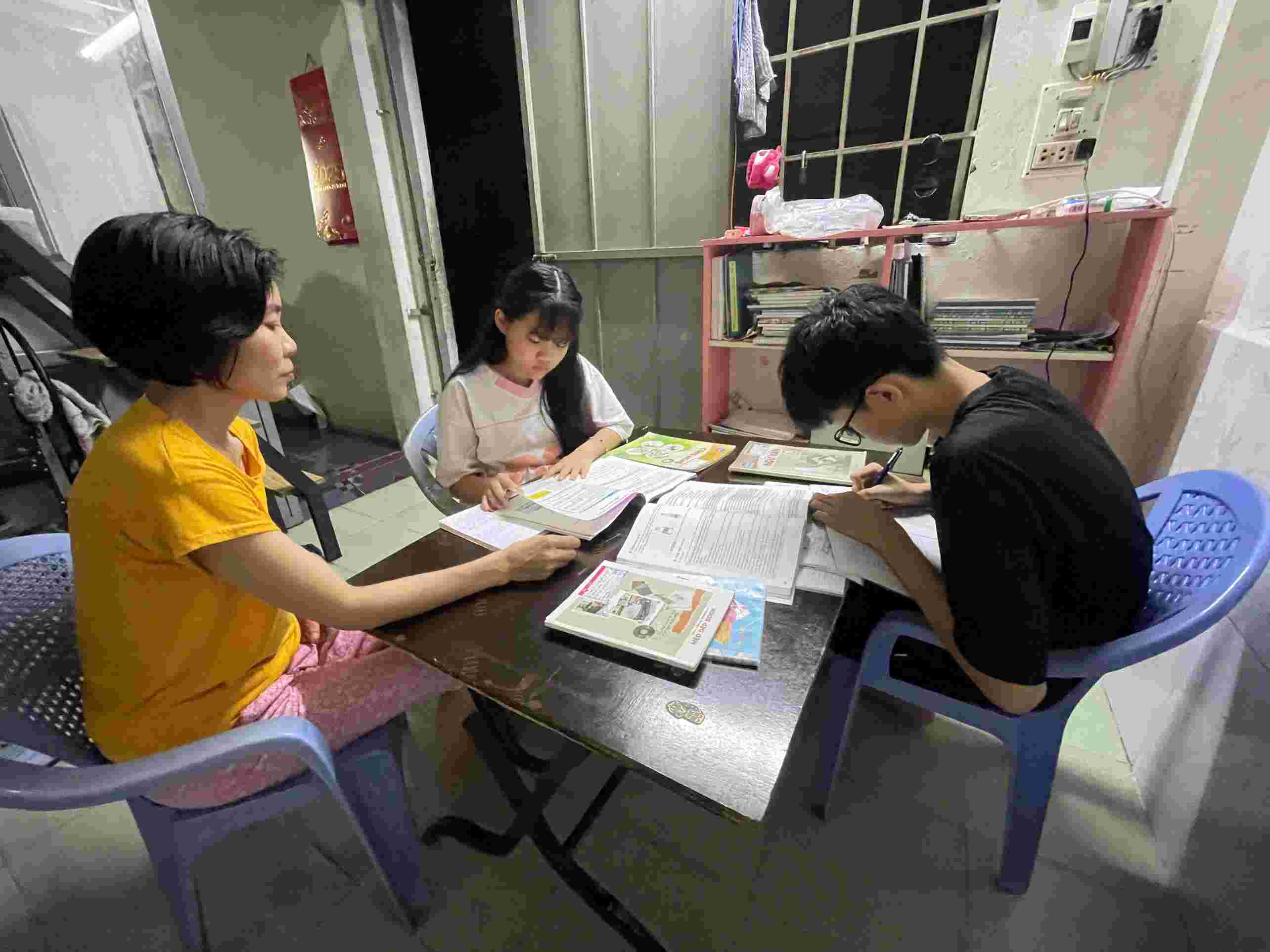 A female worker with cancer worried that her two children would have to drop out of school because it was too difficult. Photo: Dinh Trong