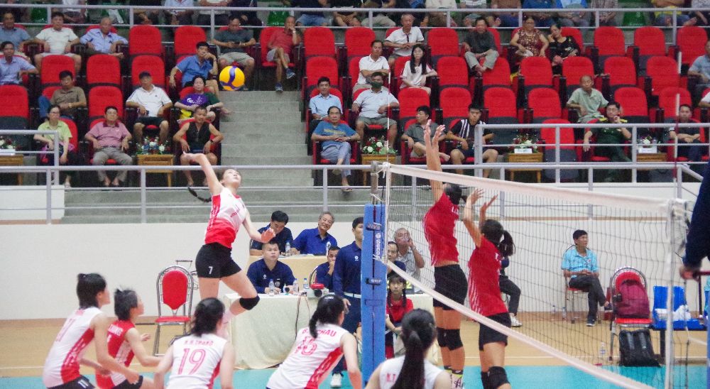 The Information Corps - TCT Dong Bac youth team (left) won 3-0 against Tre Ho Chi Minh City in the A-class volleyball tournament on April 10. Photo: BCTT