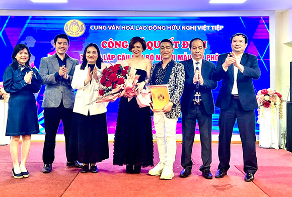 Leaders of the Hai Phong City Labor Federation and leaders of the Viet Tiep Cultural Palace presented the decision to establish the Viet - Tiep Hai Phong Model Club. Photo: