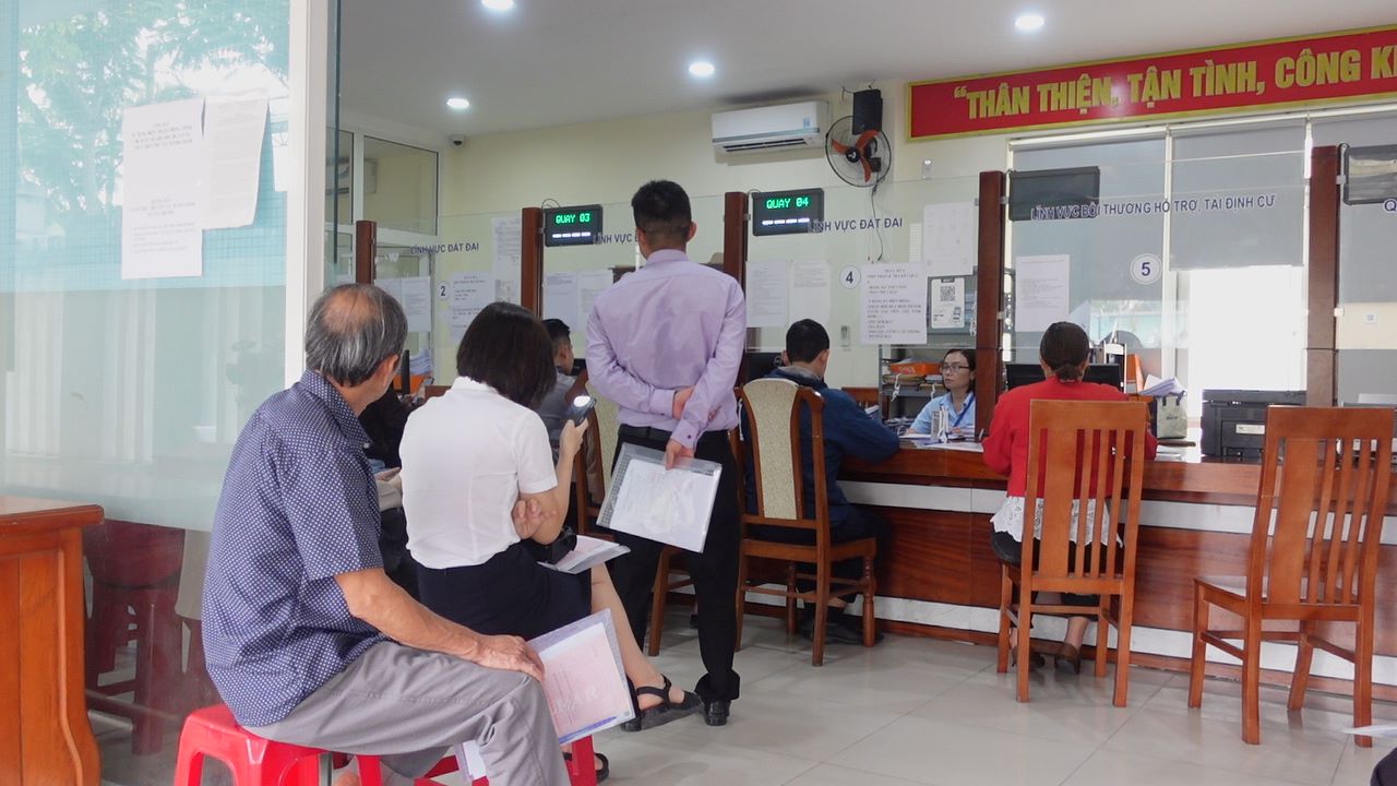 La gente de Da Nang esta agotada esperando para hacer el tramite de la tierra en Ping Hingshan. Imagen de la pagina web de la Universidad de Hong Kong