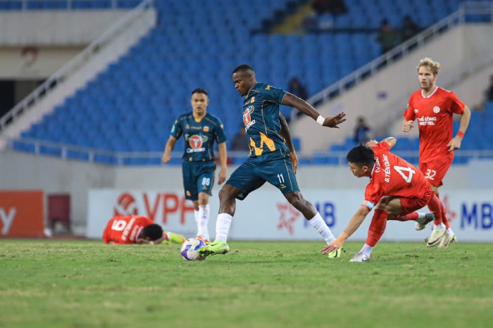 Players are at risk of injury while playing at My Dinh. Photo: Minh Dan