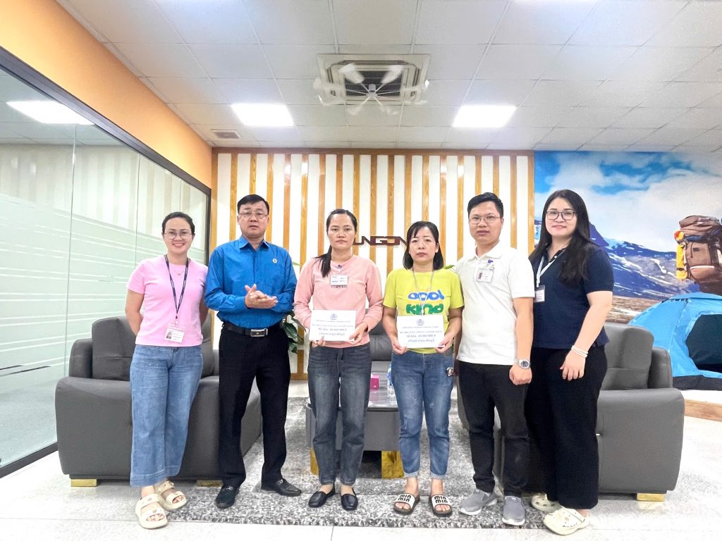 Chairman of the Trade Union of Industrial Parks of Ngo Duc Thang province (2nd from left) presented support to 2 union members. Photo: Quang Dung