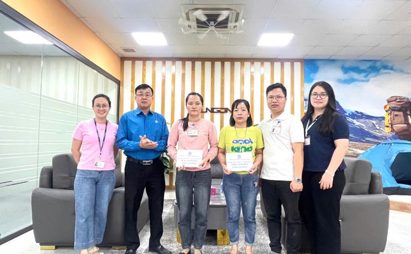 Chairman of the Trade Union of Industrial Parks of Ngo Duc Thang province (2nd from left) presented support to 2 union members. Photo: Quang Dung