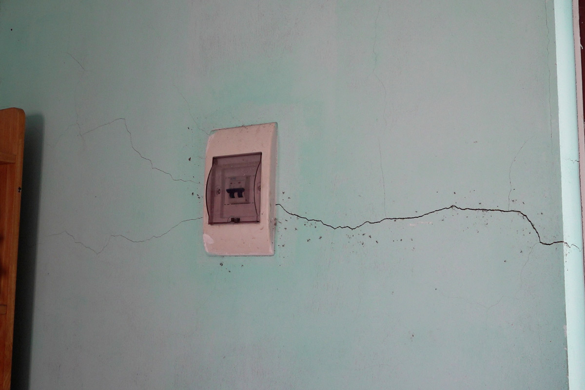 The crack in Mr. Luc Hoai Son's house, Dong Cao village, Thong Nhat commune, Ha Long city is suspected to be caused by blasting to exploit stone. Photo: Doan Hung