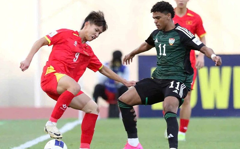 U17 Vietnam (red shirt) showed resilience in the 2025 U17 Asian Cup. Photo: VFF