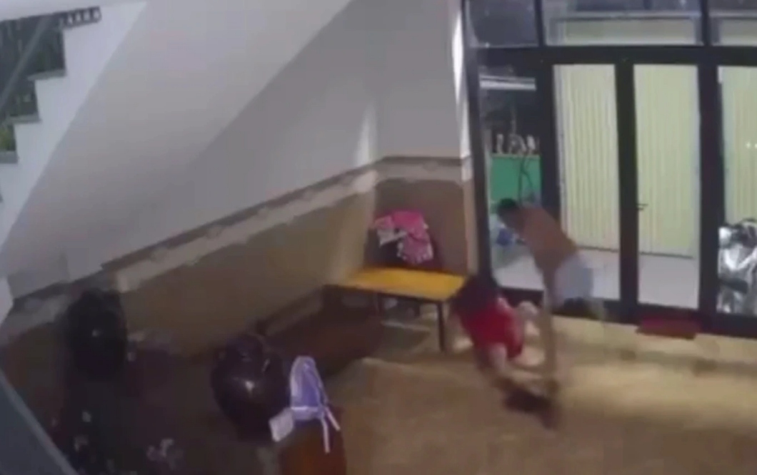 Nguoi dan ong o Da Nang gay phan no vi truy lung danh dap vo truoc mat con gai. Anh: Cat tu video