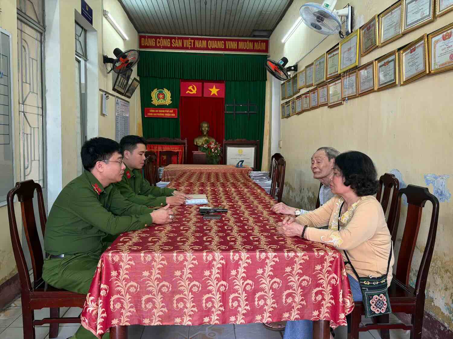 People voluntarily handed over guns to the police force. Photo: Tran Hong.