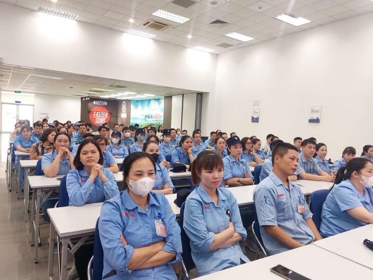 Trabajadores del sector industrial de Inyecto participaron en la sesion de comunicacion, la propaganda de la ley en la tarde del 10.4. Imagen: Las Gemas de la Luz