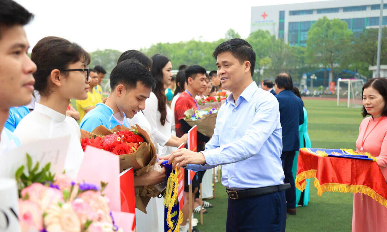 Vice President of the Vietnam General Confederation of Labor Ngo Duy Hieu congratulated the teams at the 10th Capital Labor Newspaper Football Tournament. Photo: Manh Quan