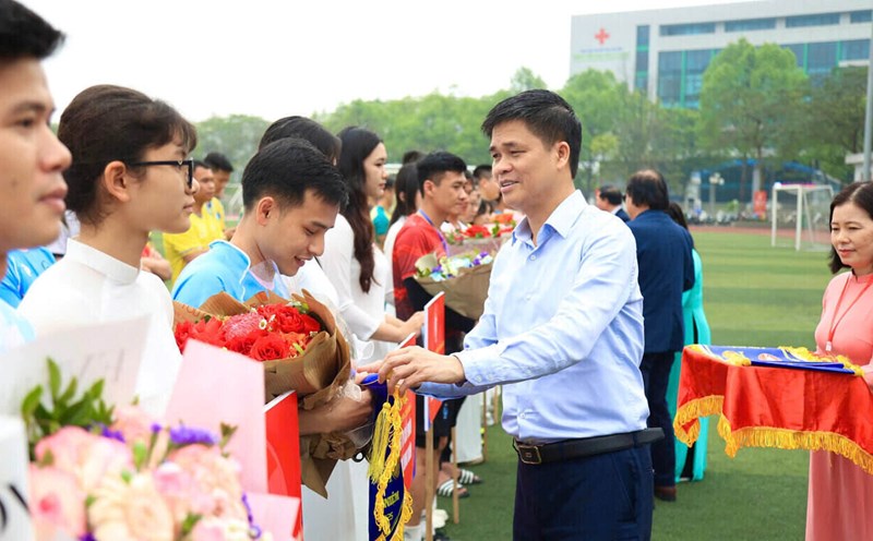 Vice President of the Vietnam General Confederation of Labor Ngo Duy Hieu congratulated the teams at the 10th Capital Labor Newspaper Football Tournament. Photo: Manh Quan