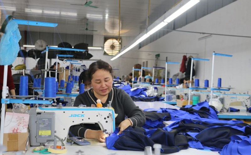 Industrial parks open up tens of thousands of job opportunities, contributing to improving the lives of workers. Photo: Yen San