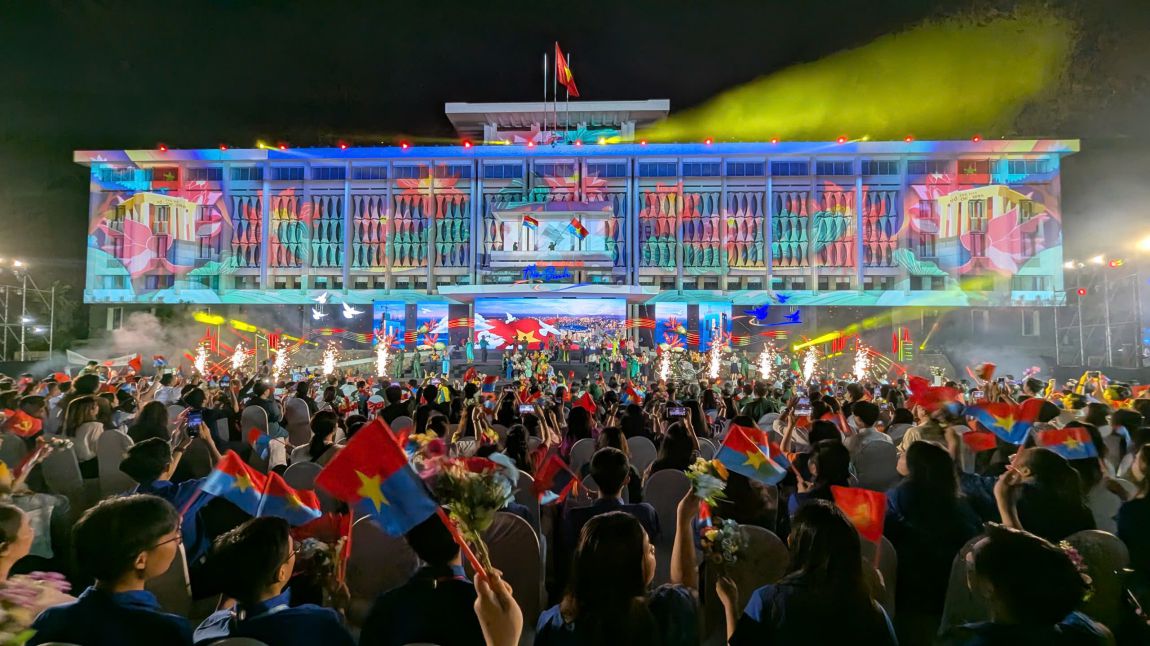 The program "Hoa Binh Truong Ca version" at Ho Chi Minh City Bridge. Photo: Anh Tu