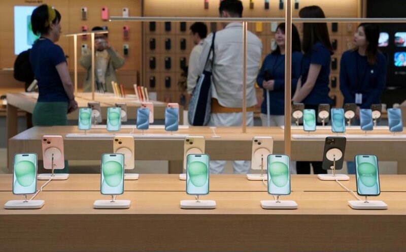 The iPhone is being sold at an Apple Store. Photo: Xinhua