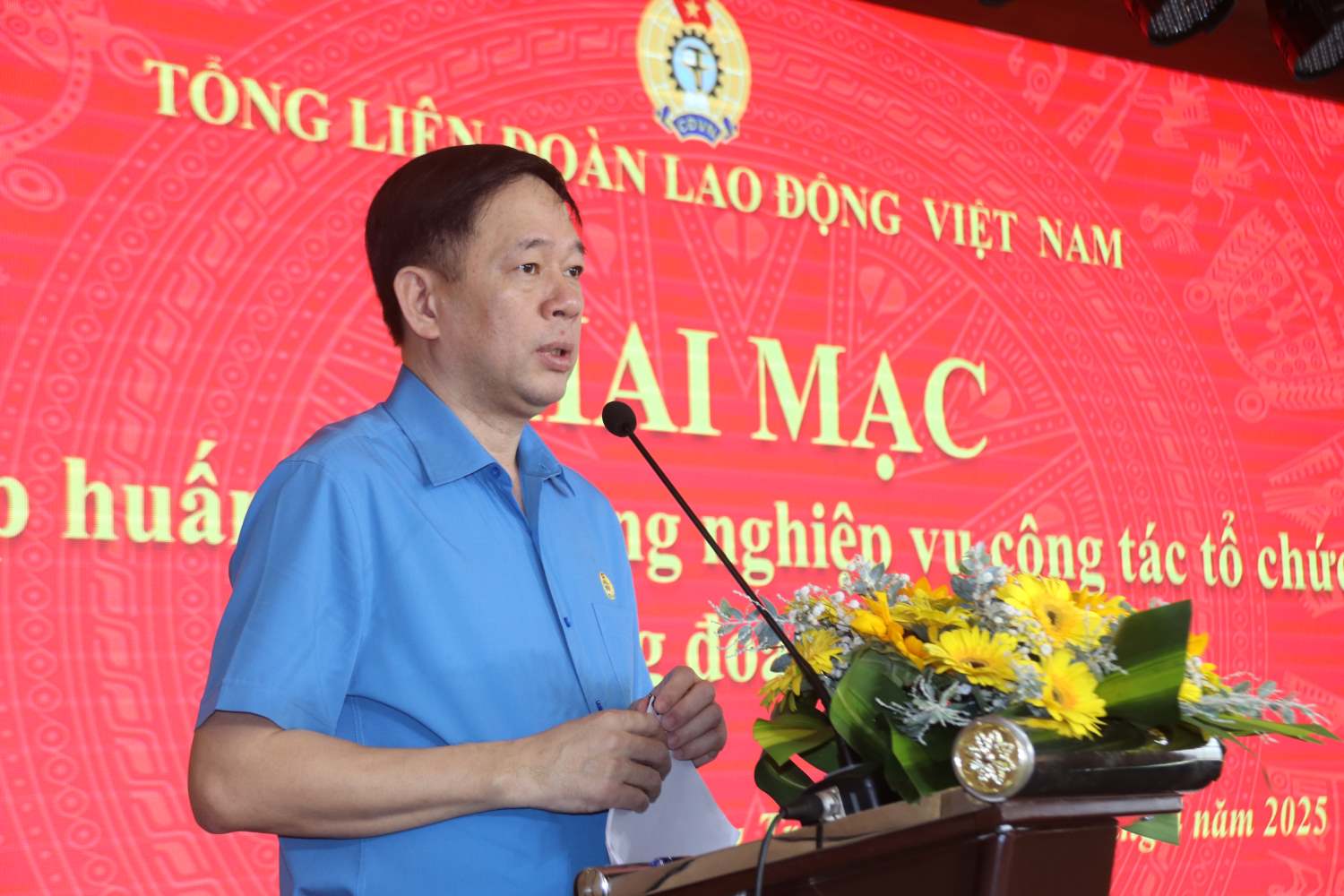 El Sr. Tong Van Bang , Director de la Comision de Organizacion de la Asociacion General de Trabajadores de Vietnam, presento los contenidos relacionados con la organizacion y los funcionarios del sistema sindical. Imagen de Fu Linh