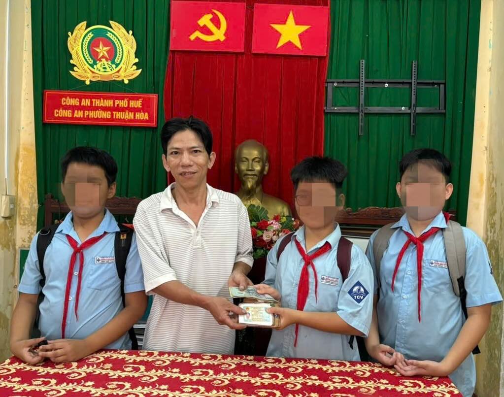 Los tres estudiantes recogieron sus billeteras, las entregaron a la policia y se las perdieron. Foto de la pagina web de la Universidad de Hong Kong.