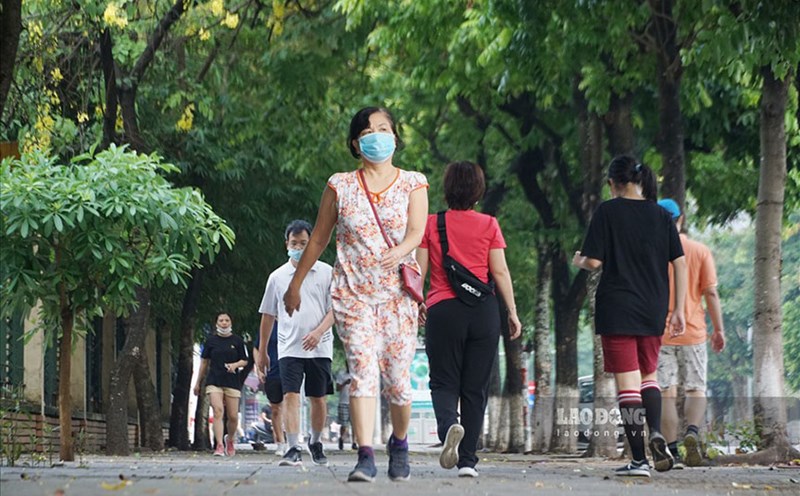 Slow walking in the morning when hungry is a simple habit but bringing significant health benefits. Photo: Cat Tien