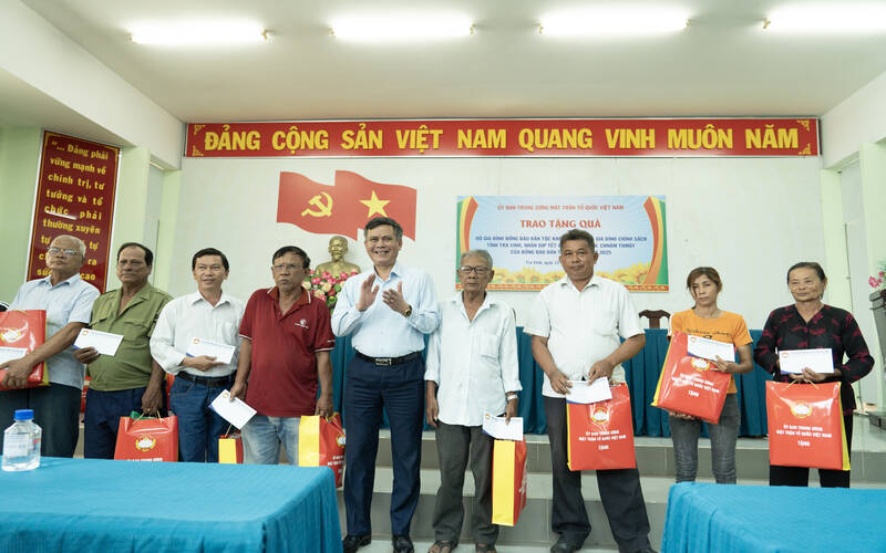 Mr. Tran Thang, Deputy Secretary of the Party Committee of the Vietnam Fatherland Front and central organizations presented gifts for the Lunar New Year in Tra Vinh. Photo: Hoang Loc
