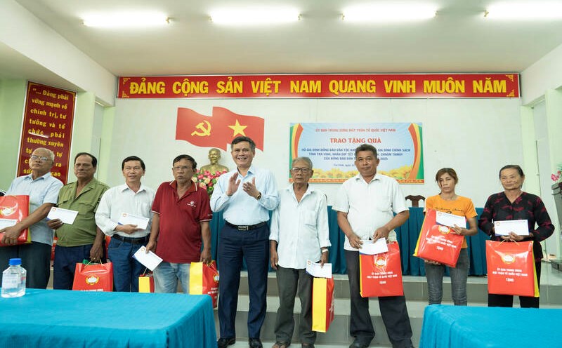 Mr. Tran Thang, Deputy Secretary of the Party Committee of the Vietnam Fatherland Front and central organizations presented gifts for the Lunar New Year in Tra Vinh. Photo: Hoang Loc