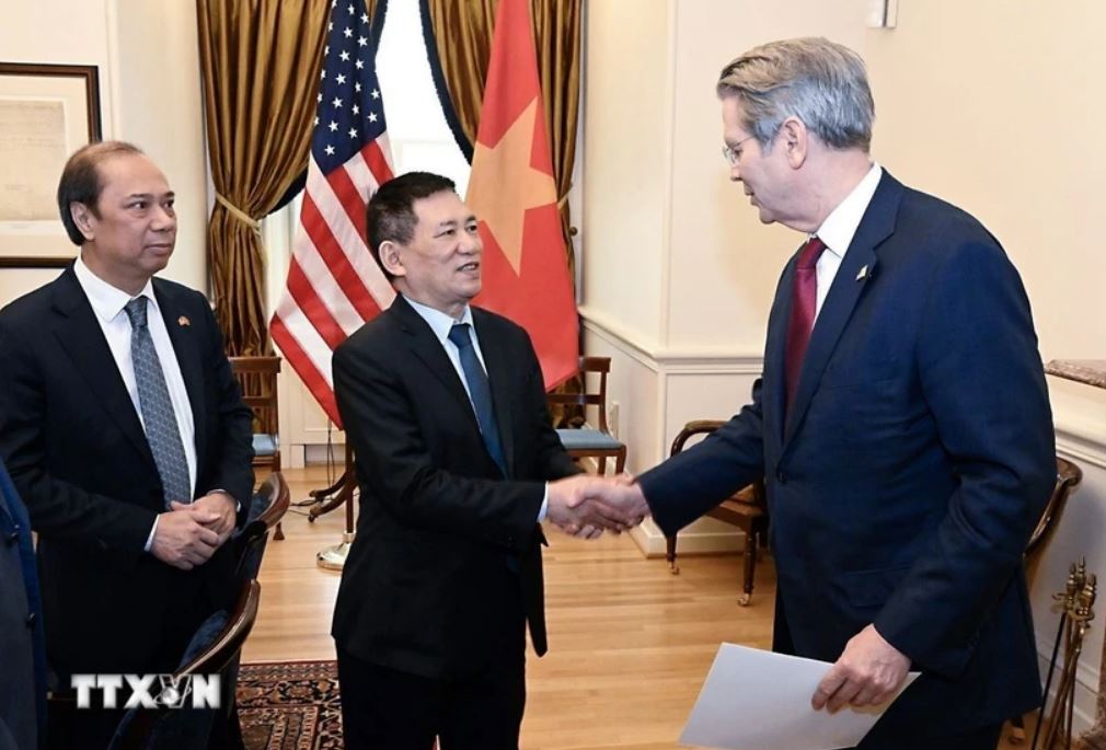 El viceprimer ministro Ho Chi Minh conversa con el secretario de Hacienda de los Estados Unidos, Scott Bessent, el 10 de abril de 2025 en los Estados Unidos. Imagen de la pagina web de la organizacion