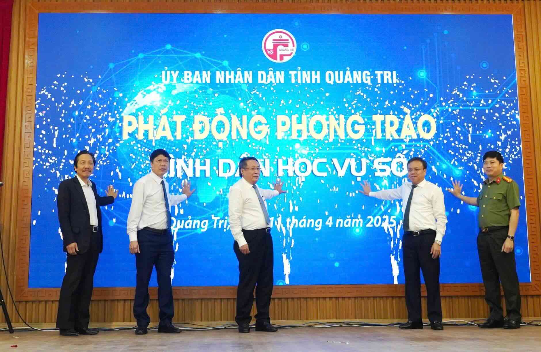 Delegates participate in the button pressing ceremony to officially launch the "Digital Education Corps" movement. Photo: Phi Son