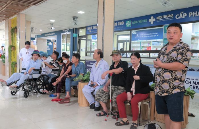 Nhieu benh nhan va than nhan benh nhan cho toi luot nhan phan com tu thien. Anh: Song Han