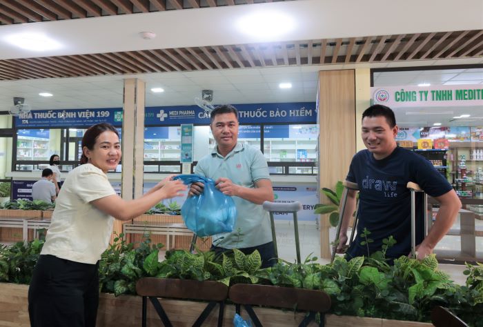 Hinh anh hai benh nhan phau thuat day chang vui ve khi nhan phan com tu thien. Anh: Song Han 