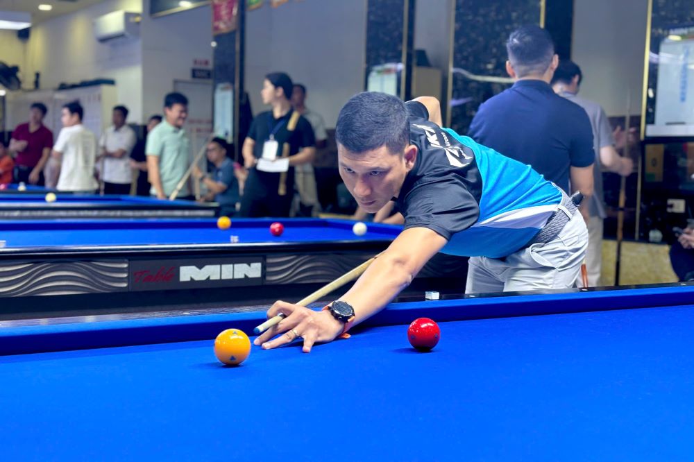 Organizing a billiards tournament for workers, civil servants, and laborers in Da Nang. Photo: Tran Thi