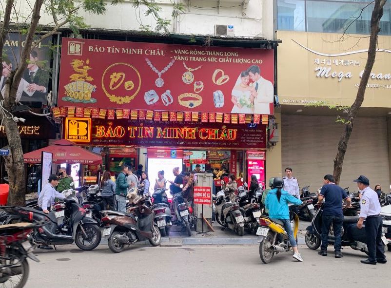 Nhieu nguoi cho biet vang nhan, vang mieng rat kho mua o thoi diem nay. Anh: Phuong Anh