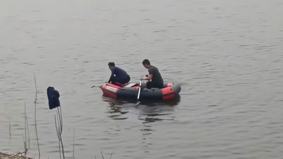 The body of a young man drowned in Dong Chanh Lake, Nhuan Trach Commune, Luong Son District. Photo: Provided by the people