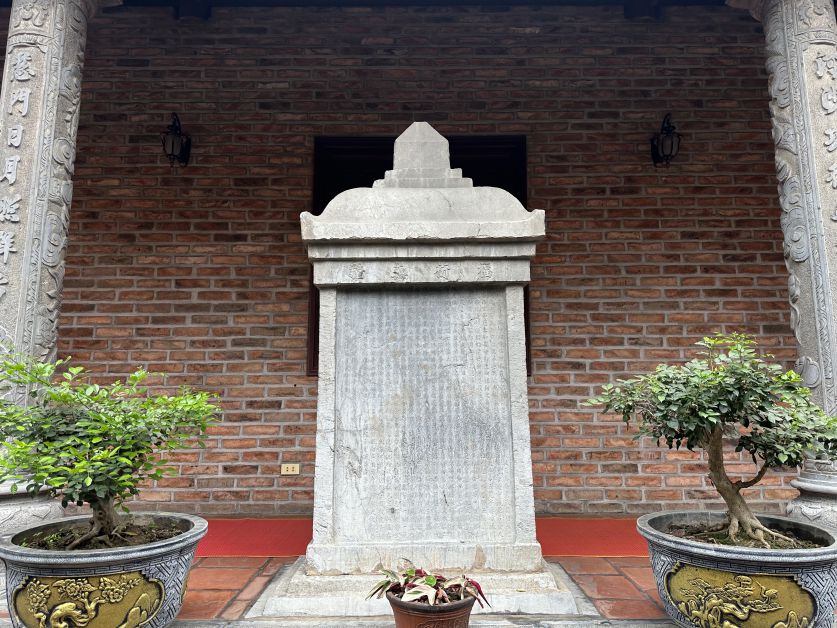 Tam bia Phuc Dien Vo Cuong duoc khac nam 1703.