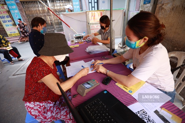 Một người cao tuổi lĩnh lương hưu tại Hà Nội. Ảnh: Hải Nguyễn