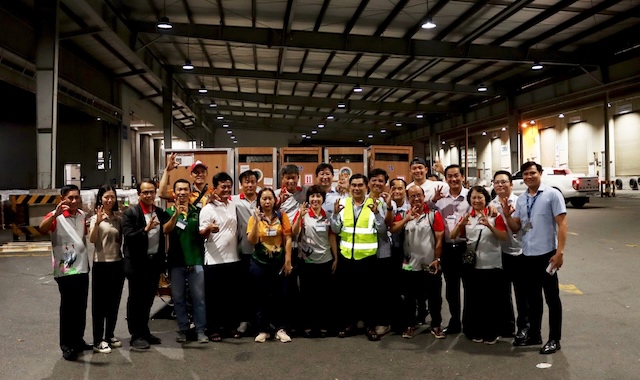 Doan cong tac tiep nhan Seu va lanh dao Uy ban nhan dan tinh vui mung don nhan cac ca the seu dau tien