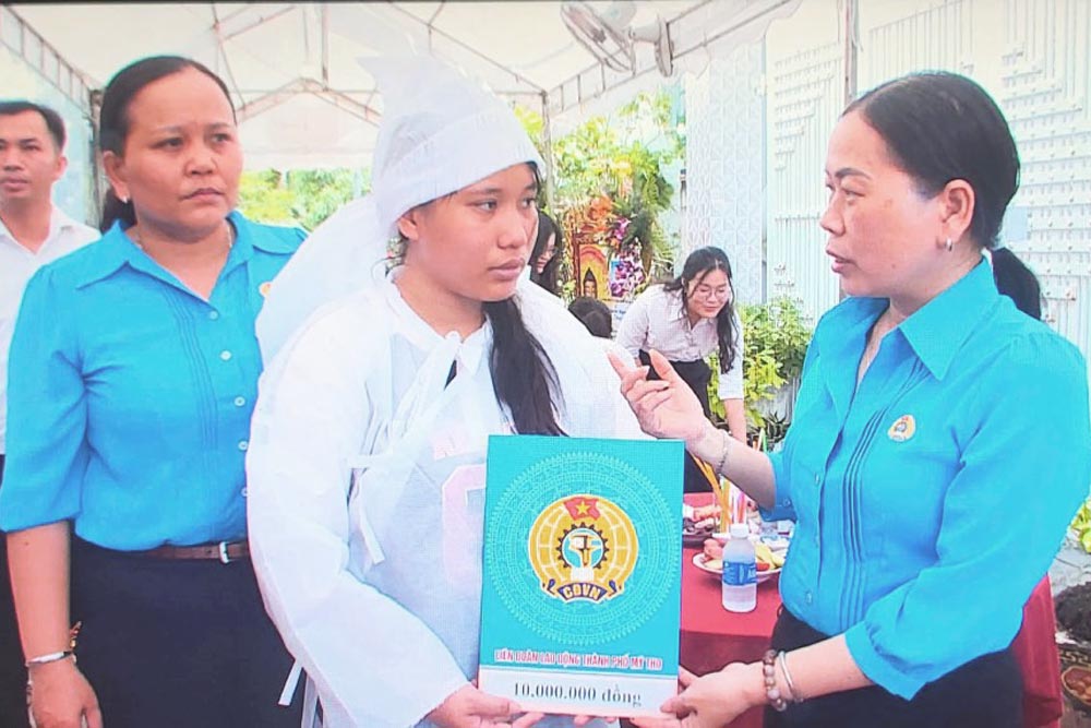 The My Tho City Labor Federation supported the family of union member N.M.H. with 10 million VND. Photo: Thanh Nhan