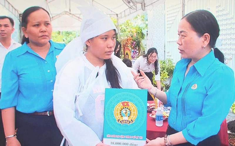 The My Tho City Labor Federation supported the family of union member N.M.H. with 10 million VND. Photo: Thanh Nhan